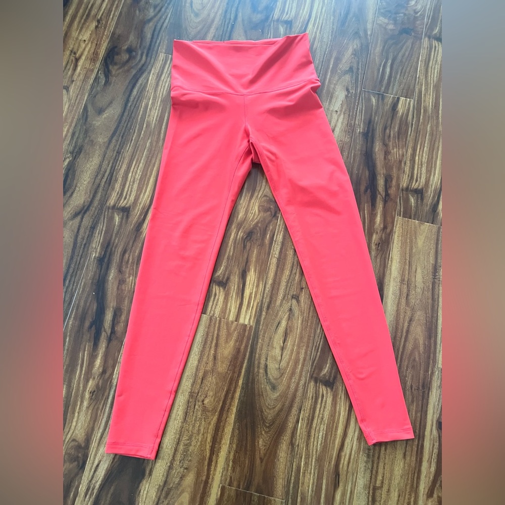 Old navy active wear leggings size Medium. Ribbed leggings 7/8 length.